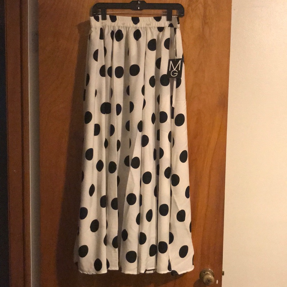 Very pretty, soft flowing polka dot skirt 👗